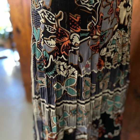 Beautiful pleated silk slip dress with unique pattern and trim - Picture 8 of 10